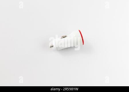 Kfz-Ladegerät für Mobiltelefone isoliert auf weißem Hintergrund Stockfoto