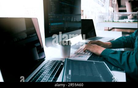 Asiatische Mann arbeiten Code Programm Entwickler Computer Web Entwicklung arbeiten Design-Software auf dem Schreibtisch im Büro. Stockfoto