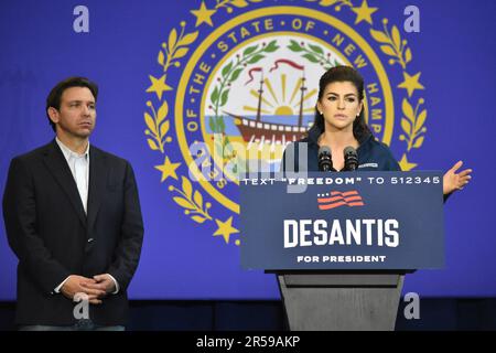 Manchester, Usa. 01. Juni 2023. First Lady of Florida Casey DeSantis (rechts) erscheint auf der Bühne mit Gouverneur von Florida Ron DeSantis (links). Der Gouverneur von Florida Ron DeSantis spricht auf der Veranstaltung „Unser großes amerikanisches Comeback“ im Manchester Community College in Manchester. Gouverneur von Florida Ron DeSantis kandidiert für den Präsidenten der Vereinigten Staaten bei den Wahlen 2024. Kredit: SOPA Images Limited/Alamy Live News Stockfoto