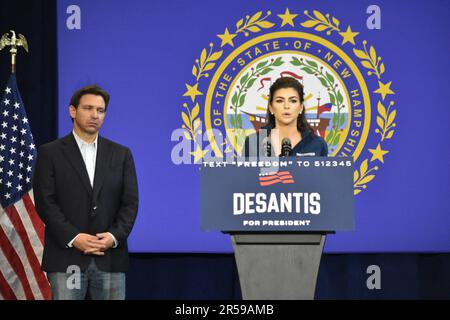 Manchester, Usa. 01. Juni 2023. First Lady of Florida Casey DeSantis (rechts) erscheint auf der Bühne mit Gouverneur von Florida Ron DeSantis (links). Der Gouverneur von Florida Ron DeSantis spricht auf der Veranstaltung „Unser großes amerikanisches Comeback“ im Manchester Community College in Manchester. Gouverneur von Florida Ron DeSantis kandidiert für den Präsidenten der Vereinigten Staaten bei den Wahlen 2024. Kredit: SOPA Images Limited/Alamy Live News Stockfoto