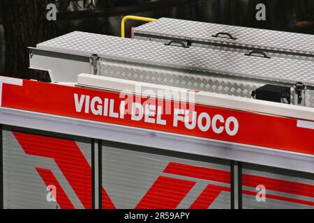 Florenz , Italien , Mai 22. 2023 , italienischer Feuerruck mit dem Schild „Vigili del Fuoco“ Stockfoto