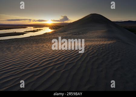 Sanddünen mit Blick auf den Columbia River bei Sonnenuntergang, Hanford Reach National Monument, Washington, USA Stockfoto