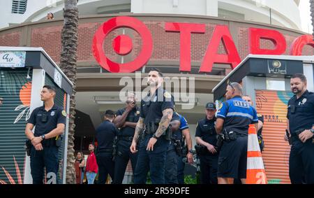 Miami, Florida, USA. 1. Juni 2023. 6. Juni 2023, Miami, FL: Polizeibeamte blockieren den Eingang zu einem Ziel in Midtown Miami als Protestboykott des Kaufhauses, der während des LGBTQ Pride Month pro-LGBTQ-Waren verkauft. (Kreditbild: © Dominic Gwinn/ZUMA Press Wire) NUR REDAKTIONELLE VERWENDUNG! Nicht für den kommerziellen GEBRAUCH! Stockfoto