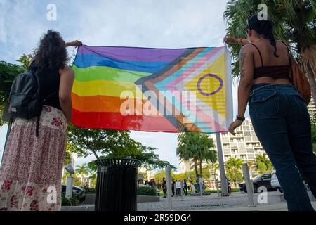 Miami, Florida, USA. 1. Juni 2023. 6. Juni 2023, Miami, FL: Zwei pro-trans-rights-Aktivisten schwenken eine Intersex-inklusive-PRIDE-Flagge bei religiösen, anti-LGBTQ-Aktivisten, die gegenüber einem Target-Kaufhaus protestieren, das LGBTQ-Waren verkauft, am ersten Tag des LGBTQ Pride Months. (Kreditbild: © Dominic Gwinn/ZUMA Press Wire) NUR REDAKTIONELLE VERWENDUNG! Nicht für den kommerziellen GEBRAUCH! Stockfoto