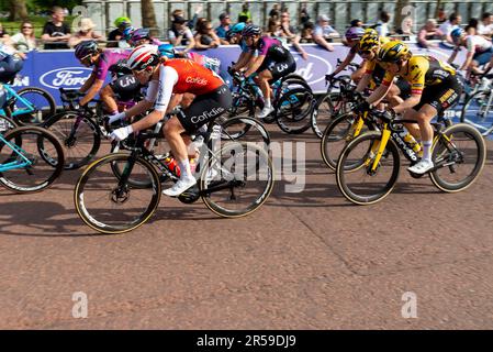 Martina Alzini von Cofidis & Riders im Classique UCI Women's WorldTour Road Race, Etappe 3, der 2023 stattfindenden Ford RideLondon Radtour in London, Großbritannien Stockfoto