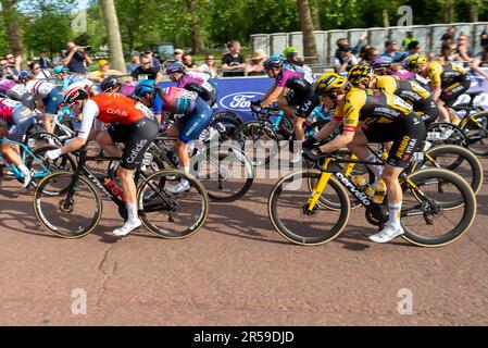 Radfahrer fahren beim Classique UCI Women's WorldTour Road Racing, Etappe 3 des Ford RideLondon 2023 in London, Großbritannien Stockfoto