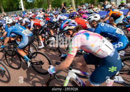 Radfahrer fahren beim Classique UCI Women's WorldTour Road Racing, Etappe 3 des Ford RideLondon 2023 in London, Großbritannien Stockfoto