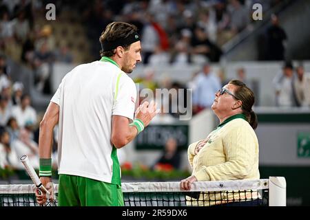 Arthur Rinderknech spricht mit dem Schiedsrichter während des Grand-Slam-Tennisturniers der French Open am 1. Juni 2023 im Roland-Garros-Stadion in Paris. Foto: Victor Joly/ABACAPRESS.COM Stockfoto