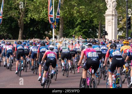 Die Rennfahrer des Classique UCI Women's WorldTour Road Race, Etappe 3 des 2023 stattfindenden Ford RideLondon Radsports auf der Spur Road, fahren in Richtung Einkaufszentrum Stockfoto