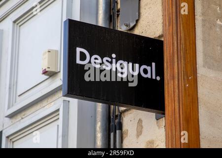 Bordeaux , Aquitaine France - 06 01 2023 : desigual Markenlogo und Textzeichen an der Eingangswand Fassadenladen auf spanischer Ladenkleidung Stockfoto
