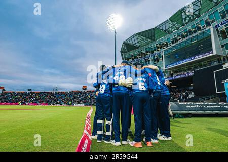 Leeds, England - 01/06/2023 - Cricket - Vitality T20 Blast: North Group - Yorkshire Vikings gegen Lancashire Lightning - Headingley Stadium, Leeds, England - Yorkshire Spieler treffen sich. Kredit: SWpix/Alamy Live News Stockfoto