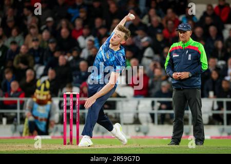 Leeds, England - 01/06/2023 - Cricket - Vitality T20 Blast: North Group - Yorkshire Vikings V Lancashire Lightning - Headingley Stadium, Leeds, England - Yorkshires Matthew Revis Bowls. Kredit: SWpix/Alamy Live News Stockfoto