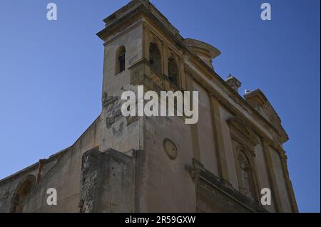 Malerischer Blick von außen auf die sizilianische Renaissance Chiesa di San Vito in urbe, ein historisches Wahrzeichen von Mazara del Vallo in Sizilien, Italien. Stockfoto