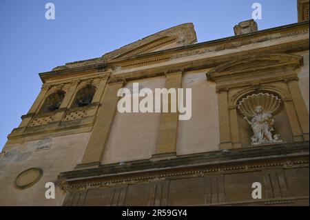 Malerischer Blick von außen auf die sizilianische Renaissance Chiesa di San Vito in urbe, ein historisches Wahrzeichen von Mazara del Vallo in Sizilien, Italien. Stockfoto