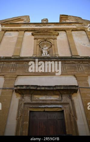 Malerischer Blick von außen auf die sizilianische Renaissance Chiesa di San Vito in urbe, ein historisches Wahrzeichen von Mazara del Vallo in Sizilien, Italien. Stockfoto