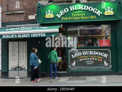 Das berühmte Leo Burdock Fish & Chips Restaurant. Christchurch Plaza, Dublin, Irland. Stockfoto