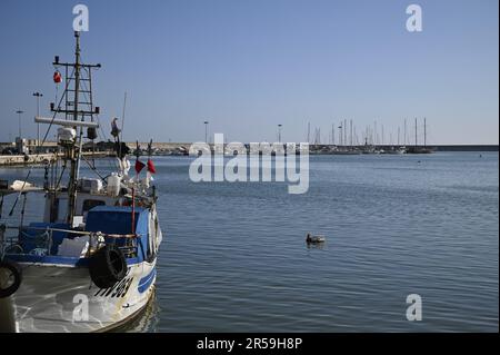 Landschaft mit malerischem Blick auf traditionelle hölzerne Fischerboote am Molo Comandante Caito (Porto Canale) in Mazara del Vallo Sizilien, Italien. Stockfoto