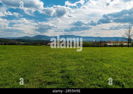 Moravskoslezske Beskydy Gebirge von der Wiese in der Nähe des Dorfes Kojkovice in der tschechischen republik während des wunderschönen Frühlings Stockfoto