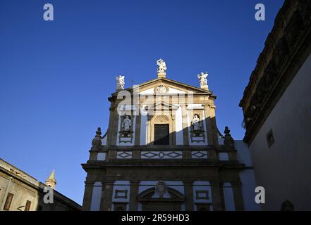 Malerischer Außenblick auf das barocke Chiesa di San Michele, ein historisches Denkmal von Mazara del Vallo in Sizilien, Italien. Stockfoto