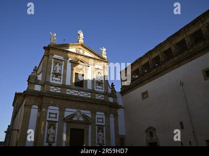 Malerischer Außenblick auf das barocke Chiesa di San Michele, ein historisches Denkmal von Mazara del Vallo in Sizilien, Italien. Stockfoto