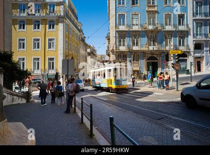 Die berühmte Straßenbahn der Route 28 fährt entlang der meisten bekannten Sehenswürdigkeiten von Lissabon Stockfoto