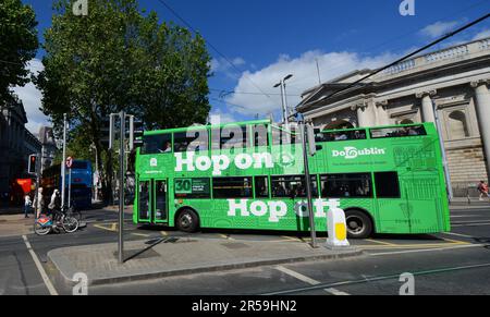 Ein Hop-on-Hop-off-Bus im Zentrum von Dublin, Irland. Stockfoto