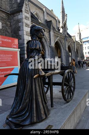 Statue von Molly Malone und ihrem Wagen an der aktuellen Stelle in der Suffolk Street, Dublin, Irland. Stockfoto