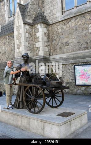 Statue von Molly Malone und ihrem Wagen an der aktuellen Stelle in der Suffolk Street, Dublin, Irland. Stockfoto