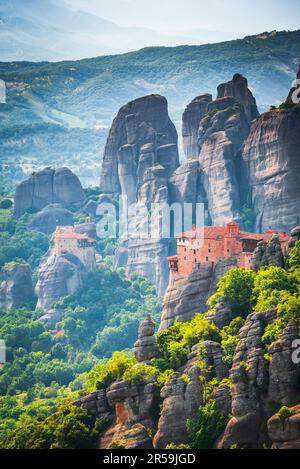 Meteora, Griechenland. Unglaubliche Sandsteinfelsen und Klöster von Rousanou und Agios Nikolaos Anapafsas, Weltkulturerbe. Stockfoto