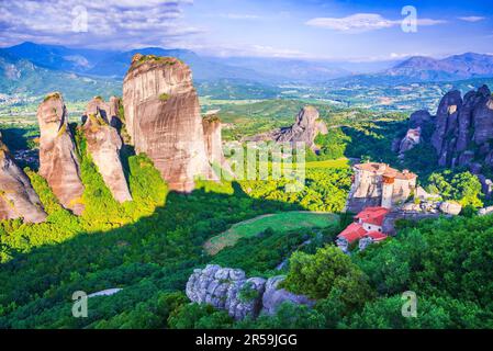 Meteora, Griechenland. Berühmte Sandsteinfelsen und Klöster von Rousanou, Agios Nikolaos Anapafsas, Weltkulturerbe bei Sonnenaufgang. Stockfoto