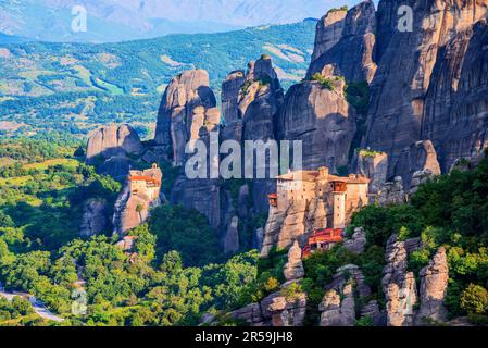 Meteora, Griechenland. Unglaubliche Sandsteinfelsen und Klöster von Rousanou und Agios Nikolaos Anapafsas, Weltkulturerbe. Stockfoto