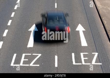 Glasgow, Schottland, Großbritannien. 31. Mai 2023 Der Verkehr überquert die Straßenmarkierungen, die den Beginn der Niedrigemissionszone ( LEZ) im Stadtzentrum von Glasgow zeigen. Durchsetzung von t Stockfoto