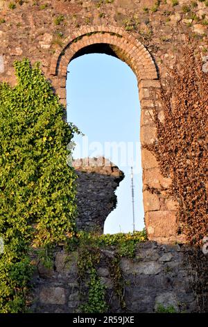Alte Ruinen von Giemen frances Bergbauten bei Sonnenuntergang Stockfoto