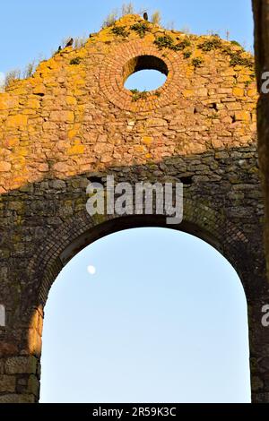 Alte Ruinen von Giemen frances Bergbauten bei Sonnenuntergang Stockfoto