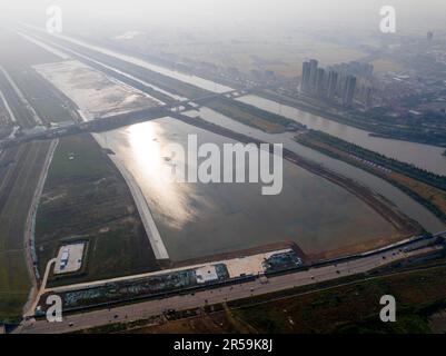 HUAI'AN, CHINA - 2. JUNI 2023 - Annahme der Phase-II-Pilotphase des Huaihe River Waterway von Huai 'an City, 2. Juni 2023, Huai 'an City, Jiangsu Stockfoto