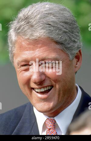 WASHINGTON DC - 1993President William (Bill) Clinton lacht während der Veranstaltung im Rosengarten des Weißen Hauses Kredit: Mark Reinstein/MediaPunch Stockfoto