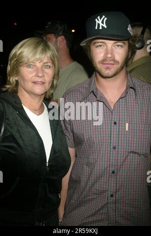 Danny Masterson und Mutter Carol Masterson nehmen am 23. Juni 2003 an der zweiten jährlichen IT-Listenparty der Entertainment Weekly im Roxy in New York City Teil. Foto: Henry McGee/MediaPunch Stockfoto