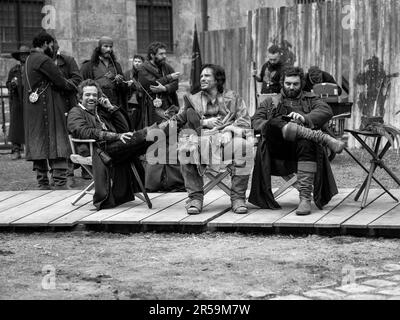 ROMAIN DURIS, PIO MARMAI UND FRANCOIS CIVIL IN THREE MUSKETEERS, THE: D'ARTAGNAN (2023) -ORIGINAL TITLE: TROIS MOUSQUETAIRES, LES: D'ARTAGNAN-, REGIE: MARTIN BOURBOULON. Kredit: Pathé / Kapitel 2 / Album Stockfoto