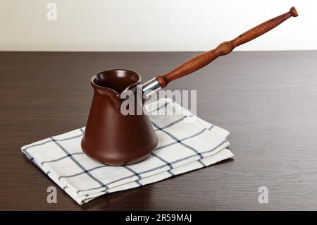 Clay Cezve für die Kaffeezubereitung. Coffee turk auf dem Tisch Stockfoto