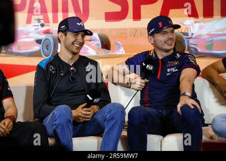 Montmelo, Spanien - 01/06/2023, OCON Esteban (Fra), Alpine F1 Team A523, Portrait VERSTAPPEN Max (Ned), Red Bull Racing RB19, Portrait während der Formel 1 AWS Gran Premio de Espana 2023, 7. Runde der Formel-1-Weltmeisterschaft 2023 vom 2. Bis 4. Juni 2023 auf dem Circuit de Barcelona-Catalunya, In Montmelo, Spanien - Foto: Dppi/DPPI/LiveMedia Stockfoto