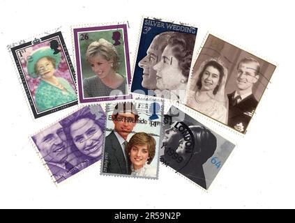 Klassische Briefmarken aus Großbritannien mit der königlichen Familie isoliert auf weißem Hintergrund. Stockfoto