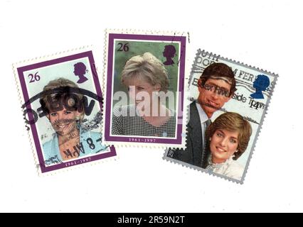 Klassische Briefmarken aus Großbritannien mit Prinzessin Diana isoliert auf weißem Hintergrund. Stockfoto