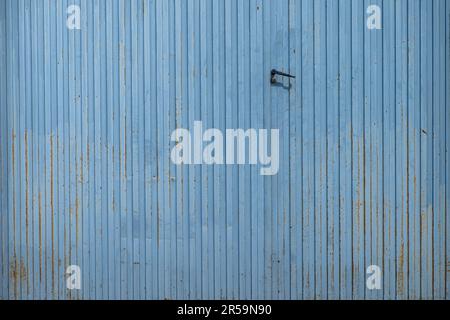 Alte, blau lackierte Wellentür aus Metall Stockfoto