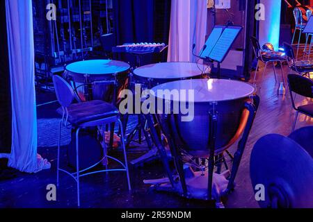 Bild der Ttimpani-Trommeln des Symphonieorchesters auf der Theaterbühne Stockfoto