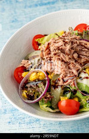 Gesunde Ernährung Thunfischsalat auf weißer Porzellanplatte Stockfoto