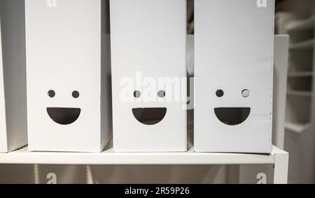 Dokumentordner mit Ausschnitten, die Smiley-Gesichtern ähneln Stockfoto