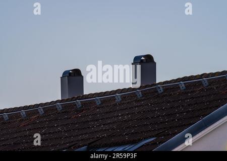 Lüftungstrichter auf dem Dach eines Hauses Stockfoto