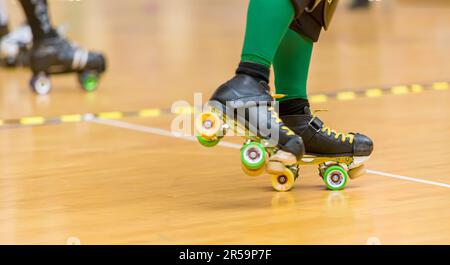 Rollschuhe einer Person, die am Rollschuhlaufen teilnimmt. Stockfoto