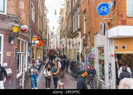 04.18.2023 Amsterdam, Niederlande. Straßen von Amsterdam voller Touristen, Pubs und Restaurants. Berühmte Architektur. Hochwertiges Foto Stockfoto