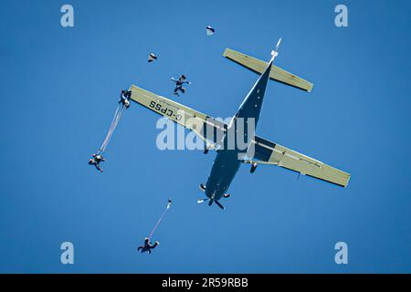 Fallschirme werden nach dem freien Fall unter einem Cessna-Flugzeug auf dem letzten Trainingssprung vor der englischen Riviera Airshow in Torbay am Samstag, den 3. Und Sonntag, den 4. Juni eingesetzt, während das Tigers Army Parachute Display Team Luftübungen durchführt und Formationen auf dem Netheravon Airfield in Wiltshire ausstellt. Foto: Donnerstag, 1. Juni 2023. Stockfoto